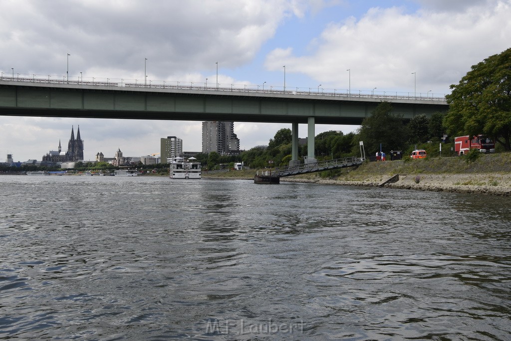 Uebung BF Taucher und Presse Koeln Zoobruecke Rhein P104.JPG - Miklos Laubert